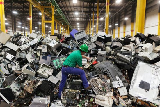 中国去年产生5亿部淘汰手机，电子<em>废弃物如何</em>处理？旧手机去哪了