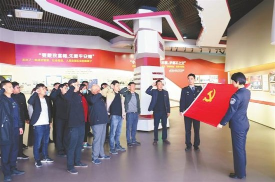 <em>中国共产党</em>百年反腐的“七个坚持”