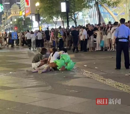 <em>武汉江汉路</em>璇宫饭店外立面石块脱落，砸伤一男子，官方通报：...