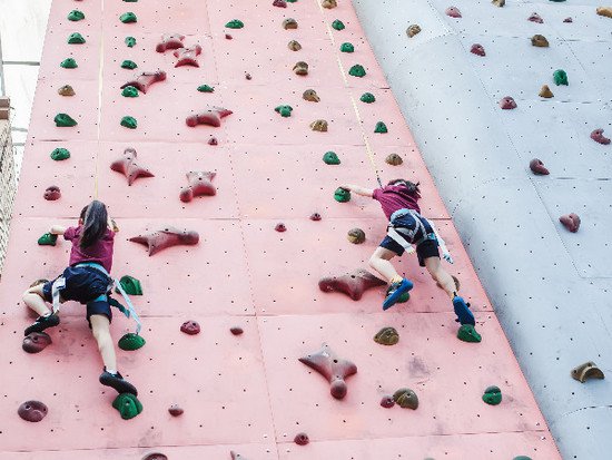 这所学校运动会设立攀岩<em>比赛项目</em> 学生竞技挑战勇攀高峰