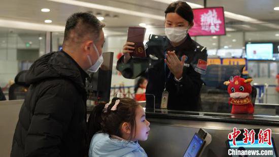 <em>上海浦东</em>国际机场口岸3天逾万人免签往来新加坡