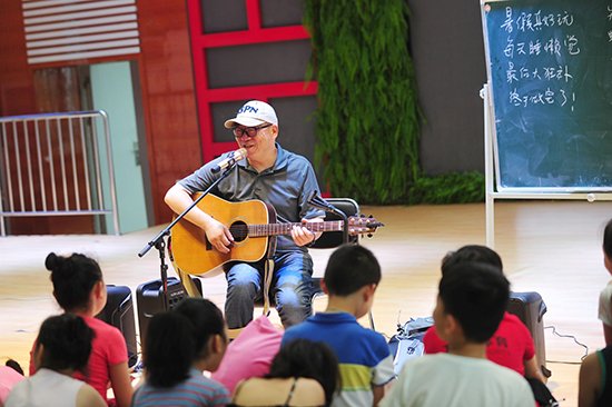 音乐人冯翔给小学生上创作课，孩子们的现场创作让他惊喜