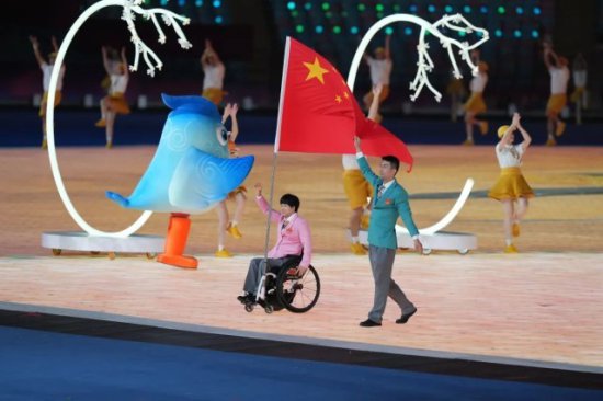 中国代表团入场！杭州亚残运会已创一项“历史第一”