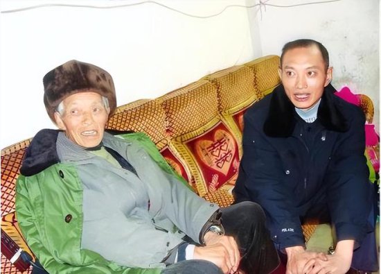天津小伙与一乞丐结为夫妻，20年后警察上门：她不是被前夫杀了...