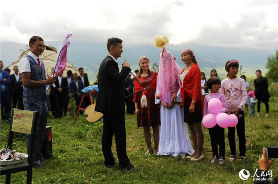 《哈萨克族的婚礼》 摄影：<em>马玉</em>