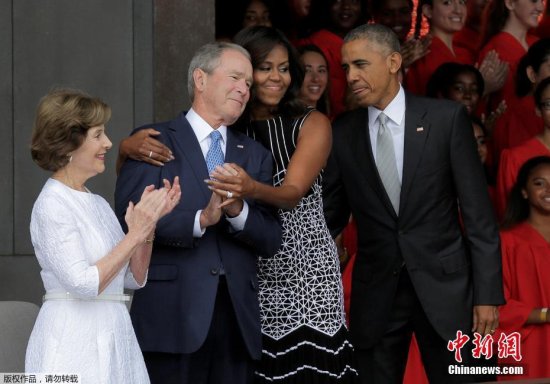 <em>奥巴马出席</em>活动 米歇尔与小布什亲密相拥