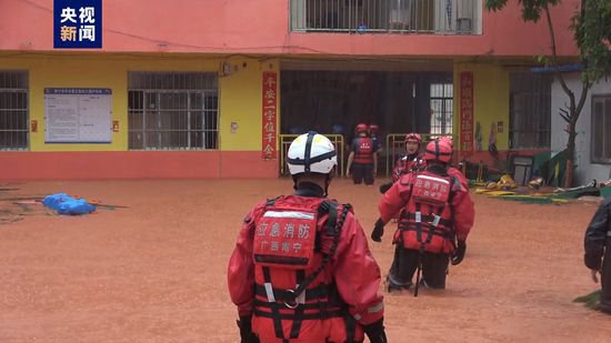 广西南宁积水倒灌进幼儿园 消防转移172名师生