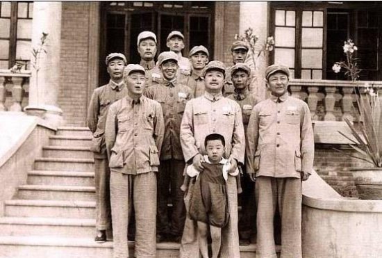 建国后，一个姓杨的年轻人指着报纸上的贺老总说：他是我爹