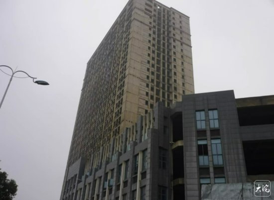 安徽一商会大厦烂尾9年后被拍卖 成交价低于评估价1亿多元