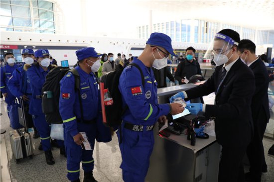 127名蓝天救援队队员从武汉出发驰援土耳其地震灾区