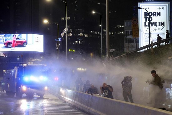 以色列数千人游行要求解散政府警察用高压水枪驱散人群