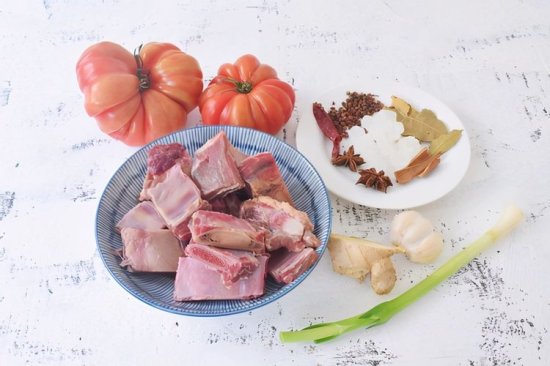 西红柿炖牛肋排的做法，吃起营养美味，做法简单