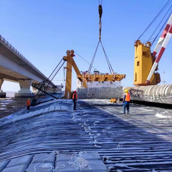<em>东海</em>大桥防护工程深水区软体排铺设完成