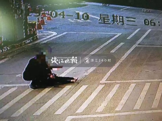 凌晨<em>杭州加油站</em>开进一辆车，带血女子跳车后瘫倒：叔叔救我！