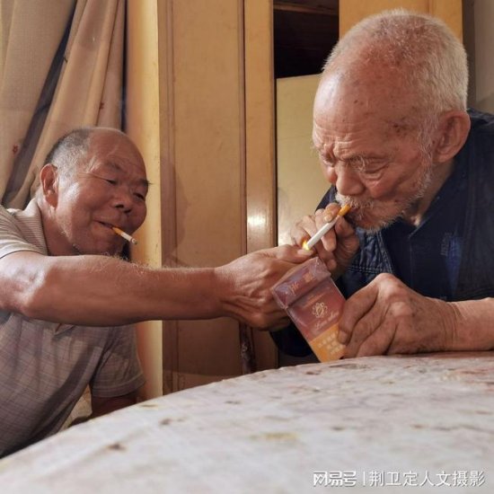 农村老爷爷102岁，喝酒抽烟80多年，儿子说管<em>不</em>了就不管了