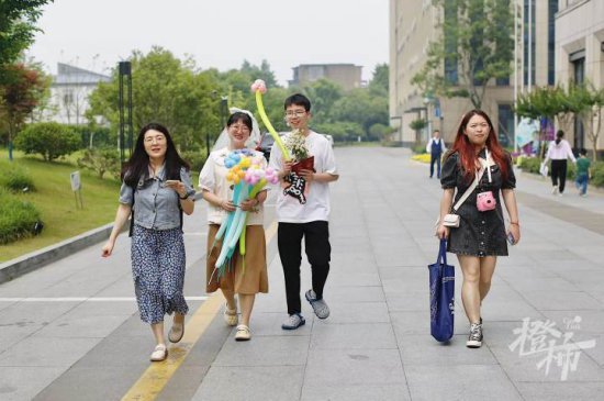 鲜花气球、礼服约拍……这个“520”，杭州约3000对新人领到“...