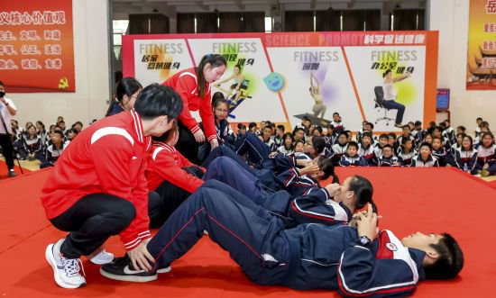 奥运选手与专家走进湖南岳阳推广科学健身