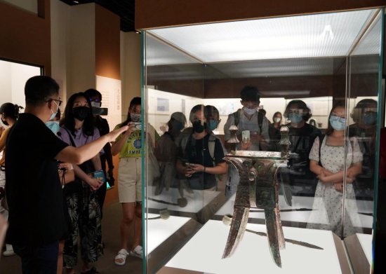 “我看见了中国的丰富和<em>包容</em>”——上海中外学生参观考古文物...