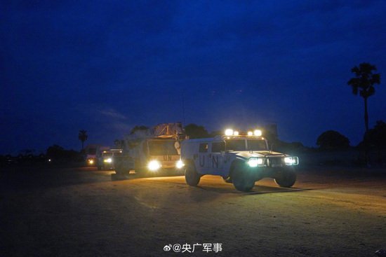 中国维和工兵紧急救援倒翻联合国车辆