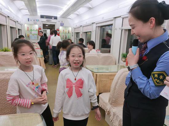 中国铁路西安局：服务旅客无小事 细微务实暖人心
