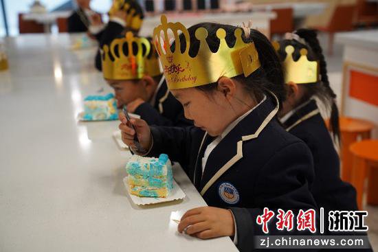 杭州市东城外国语实验学校办集体生日会 共享“食”光