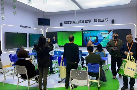 安道教育高职校数字化空间亮相华中科教仪器与技术装备博览会