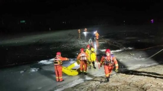 北京两男子<em>掉入</em>运河<em>冰</em>窟窿遇难，冰面落水该如何施救和自救？
