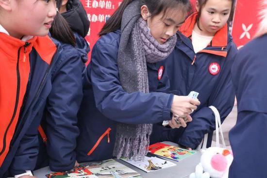 重庆市第一实验中学校举行英语口语交流系列活动之爱心义卖活动