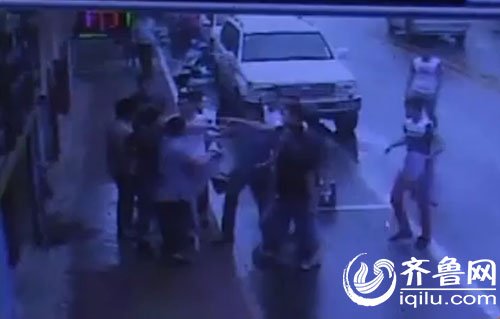济南：“不速之客”超市抢矿泉水 遭阻拦暴打店老板