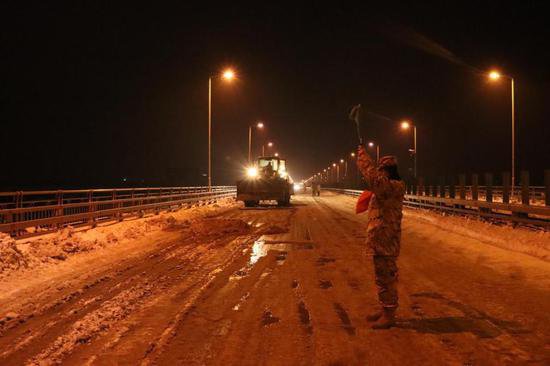 武警部队官兵积极投入雨雪冰冻灾害抢险救援 保障群众出行安全