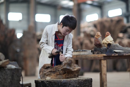 巾帼不让须眉，痴迷“弥勒”的木雕师于杨青