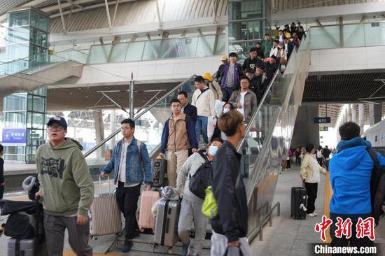宁夏银川：火车站迎来双节假期返程客流高峰