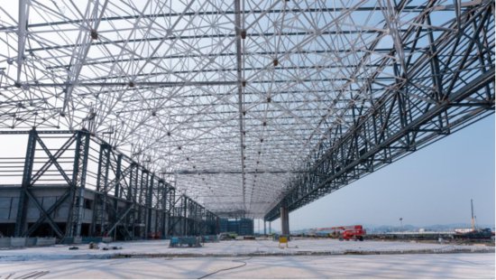 世界单体规模最大、跨度最大的民航飞机维修机库钢结构屋盖顺利...