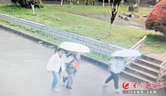 在雨中相遇后，女大学生张婷撑伞送85岁的陌生老人回家