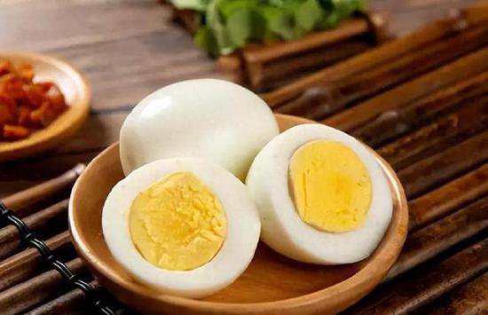 早晨吃一个水煮鸡蛋，<em>对身体有什么影响</em>？肝不好的人建议了解...