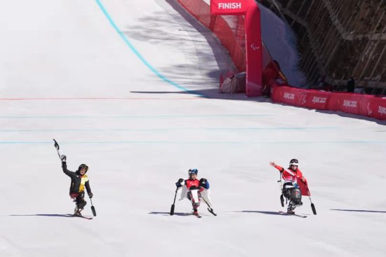<em>刘思彤</em>夺得高山滑雪女子滑降（坐姿组）铜牌