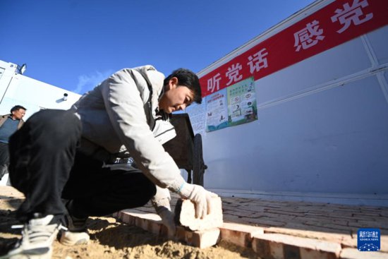 新华全媒+·积石山6.2级地震丨甘肃重灾乡镇群众有序搬入安置板房
