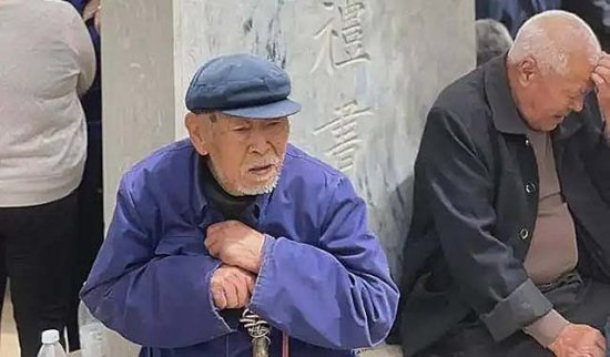 2004年<em>张钦</em>礼葬礼：焦裕禄的亲密战友，十万兰考百姓沿街哭祭