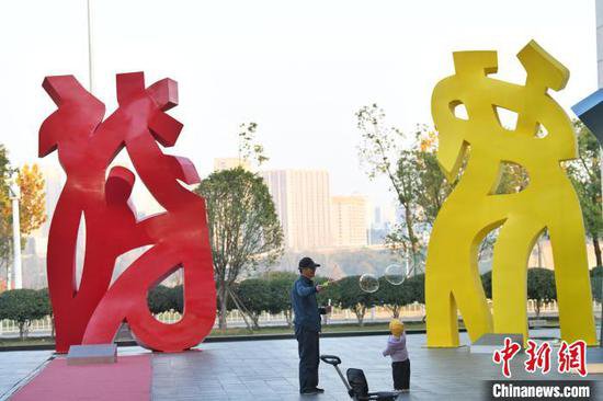 两位“海归”的相遇：让挺立的汉字展示中国精神