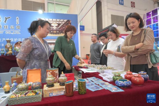 第四届中国<em>工艺美术</em>博览会在福州举行