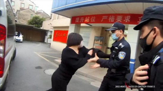 杭州一女子不仅打了公交车司机，还涉嫌袭警，已被采取刑事强制...
