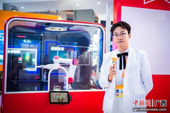 机器人<em>做冰淇淋</em> 第20届东博会上餐饮企业展厅亮点多