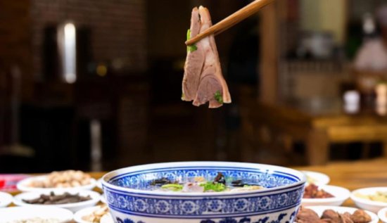 西安好吃的水盆羊肉，汤清肉烂，碗比盆大，一年四季排队