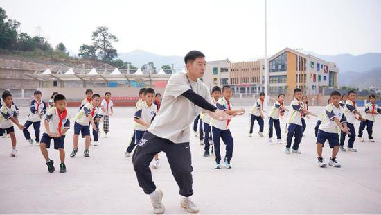 外地人在普洱|让孩子们爱上体育的支教教师平子逸