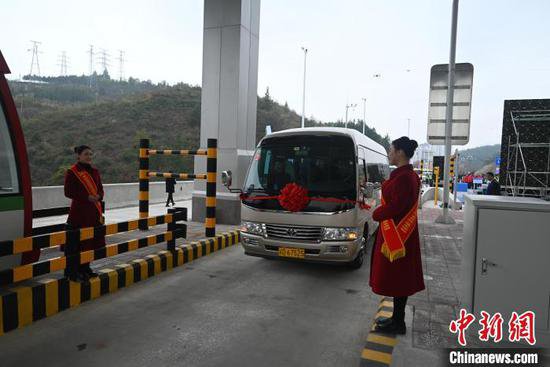 渝陕两地首条直连高速公路建成通车
