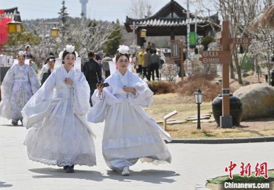 中国朝鲜族服饰旅拍走红 年轻人钟爱“民俗写真”