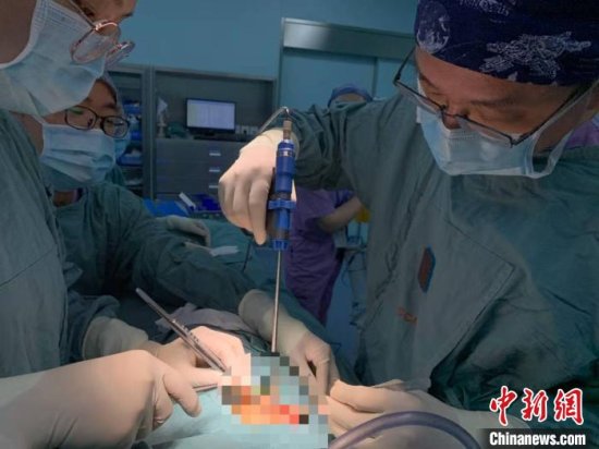 上海专家为出生仅8天<em>的婴儿</em>成功摘除<em>巨大</em>颈部肿瘤