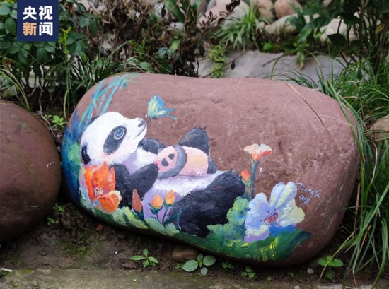 目标：<em>画</em>1000只大熊猫！她用彩绘为家乡提升颜值