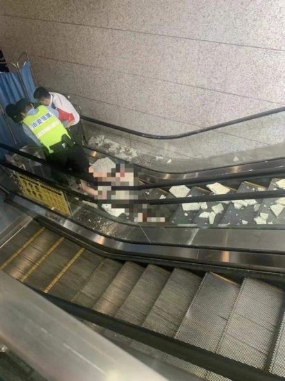 <em>重庆轨道交通</em>通报“孕妇被墙面脱落物砸伤”：仍在救治