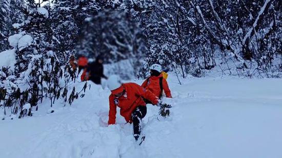 消防<em>零下27摄氏度</em>极限救援被困高海拔雪山游客
